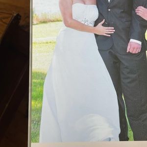 White Wedding Dress:Strapless,Crystal detail